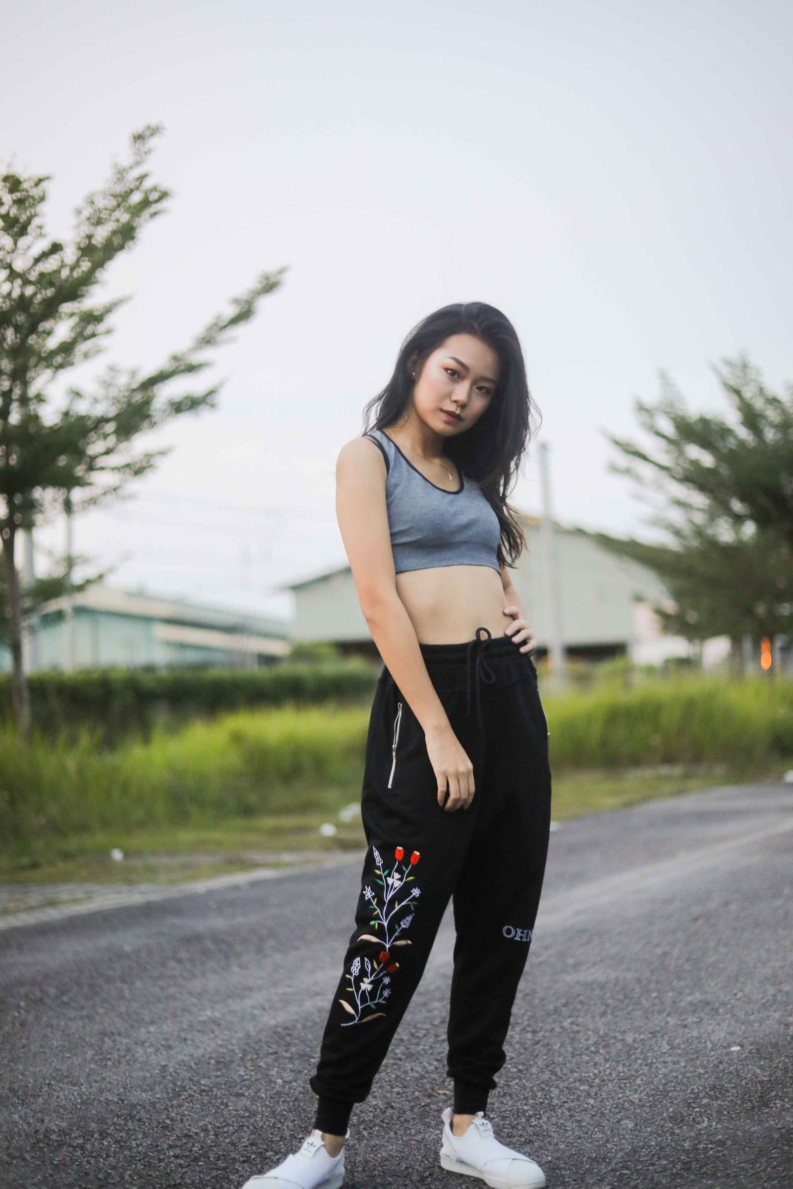 【GRAVER】22FW★ Flower dot embroidery sweat jogger pants Aeropostale 87 Rose Jogger Sweatpants